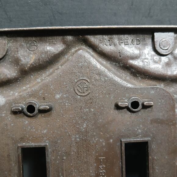 1 Vtg Amerock Monterey Two-Toggle Light Switch Plate Antique Hammered Brass Look - Picture 3 of 5